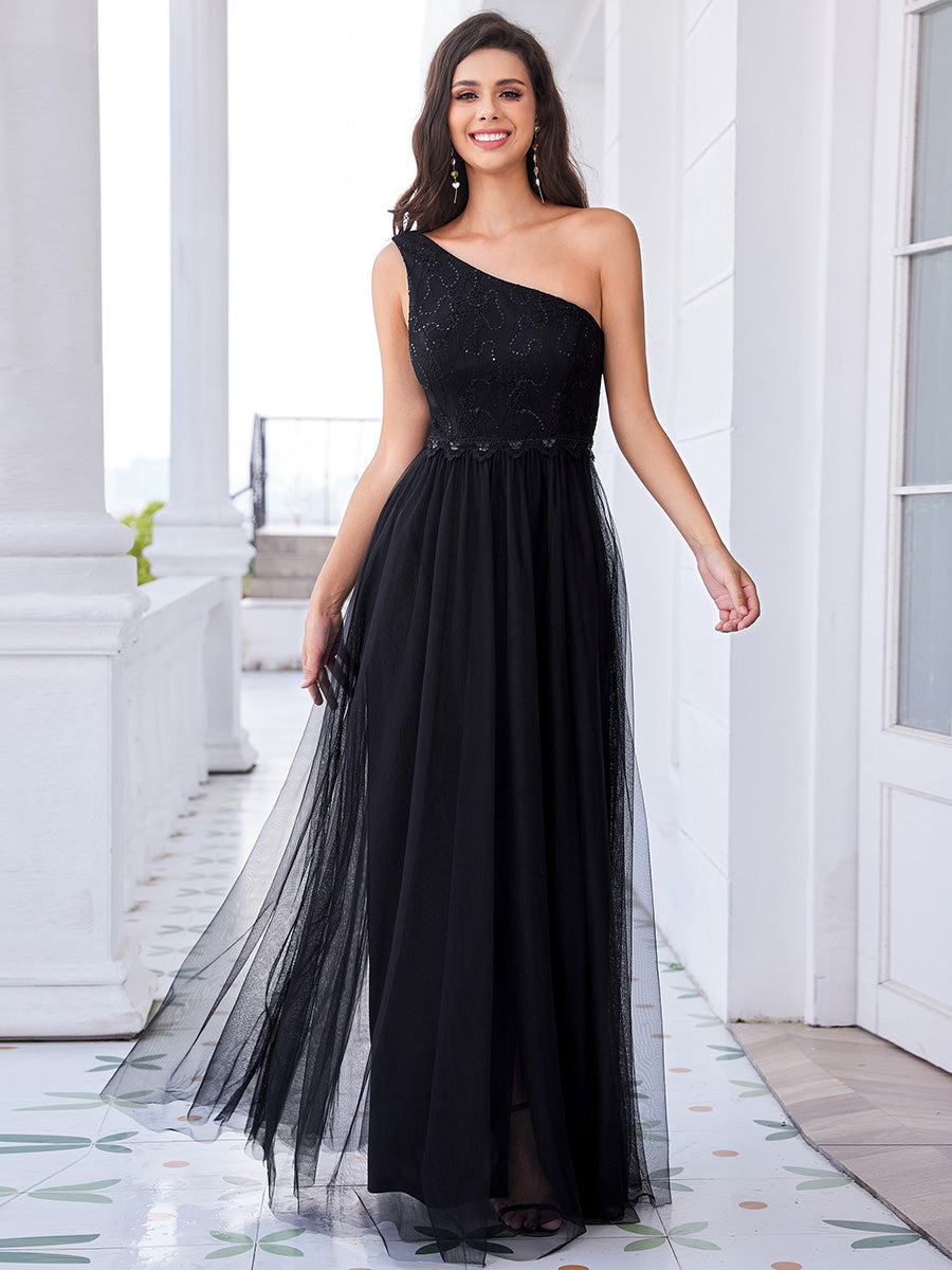 Vestido una manga encaje con lentejuelas y falda tul
