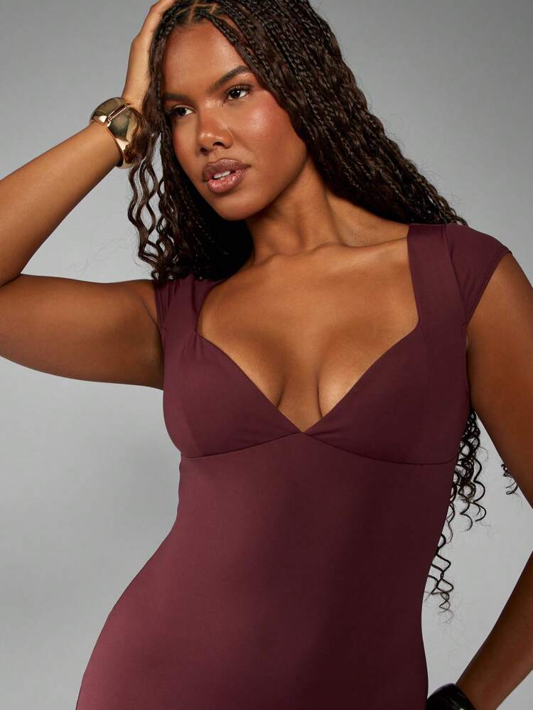 Vestido vino pegado al cuerpo con escote pronunciado