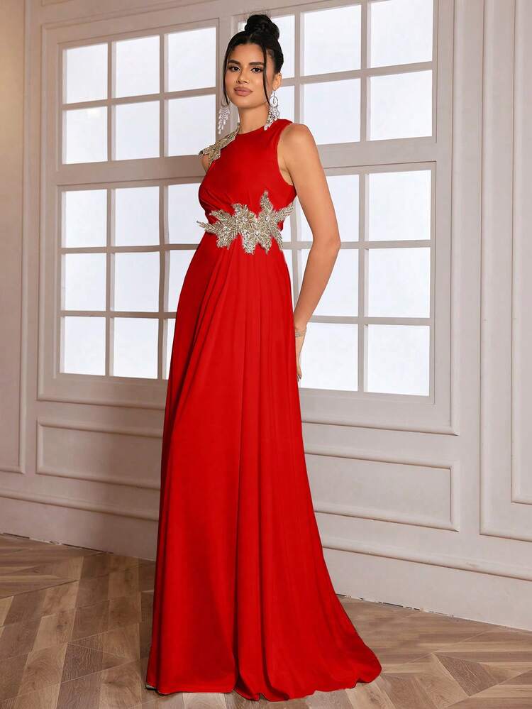 Vestido rojo oscuro aplicación dorada y semi cola