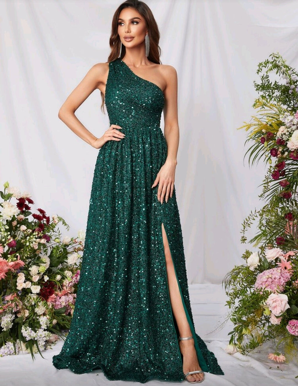 Vestido verde esmeralda de una manga con abertura lateral