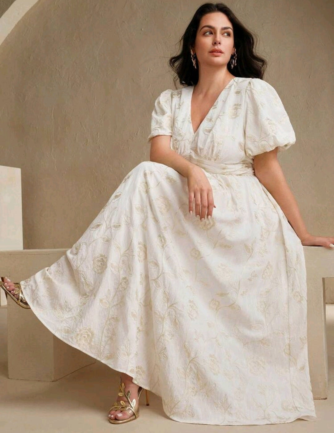 Vestido blanco bordado floral dorado manga bombacha