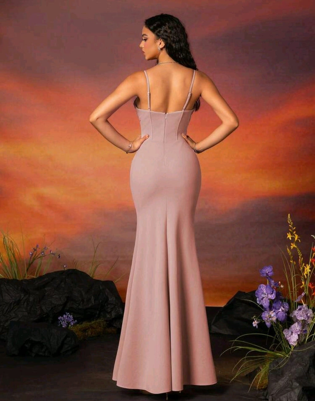 Vestido palo rosa con abertura lateral escote corazón