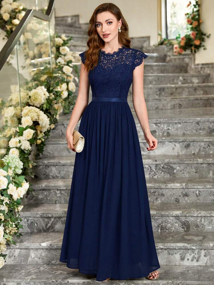 Vestido azul marino de encaje y falda chiffon