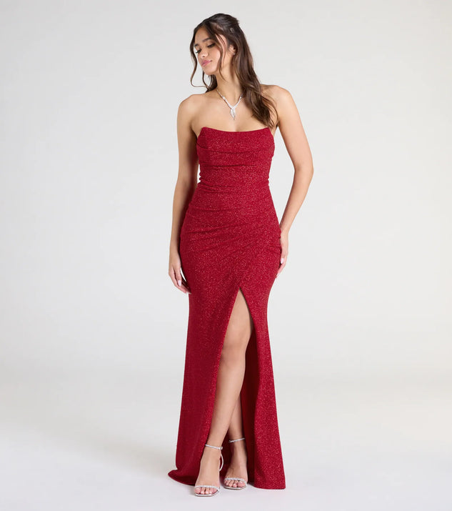 Vestido Steffanie rojo brillante straple con abertura lateral