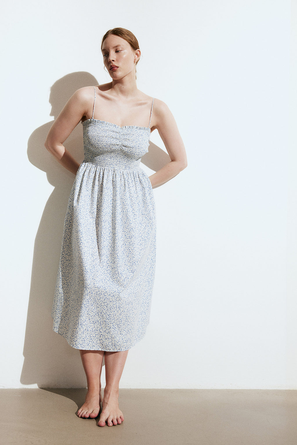 Vestido blanco con flores pequeñas celestes