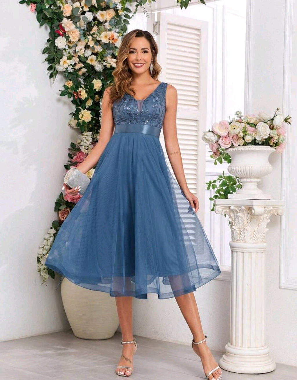 Vestido dusty blue con aplicación lentejuelas y tul