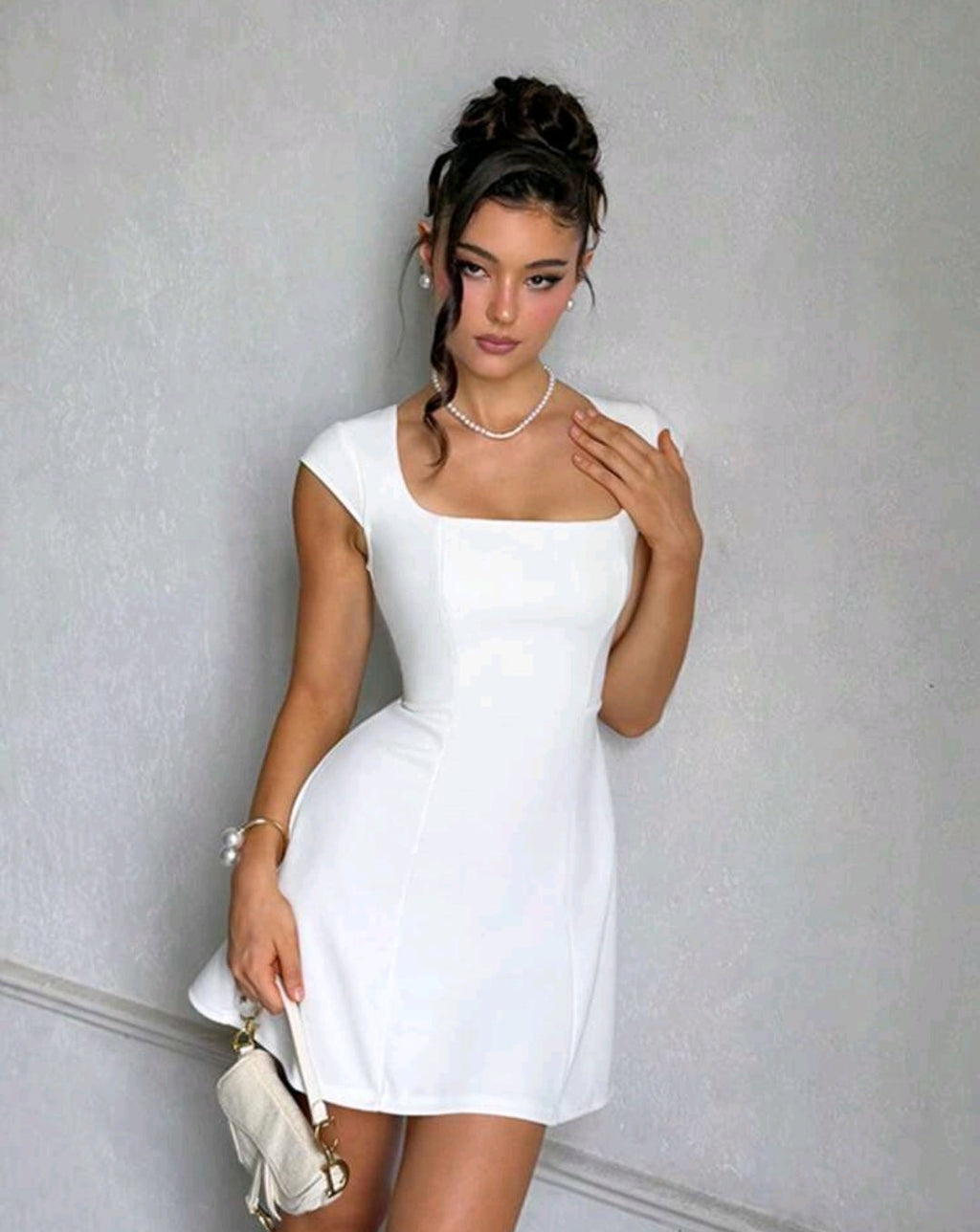 Vestido blanco mini con escote cuadrado