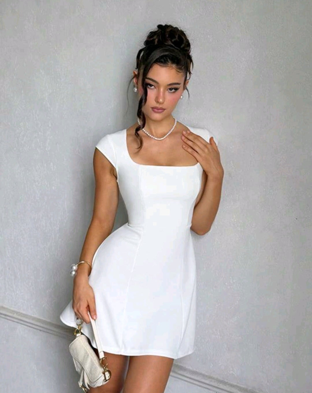 Vestido blanco mini con escote cuadrado