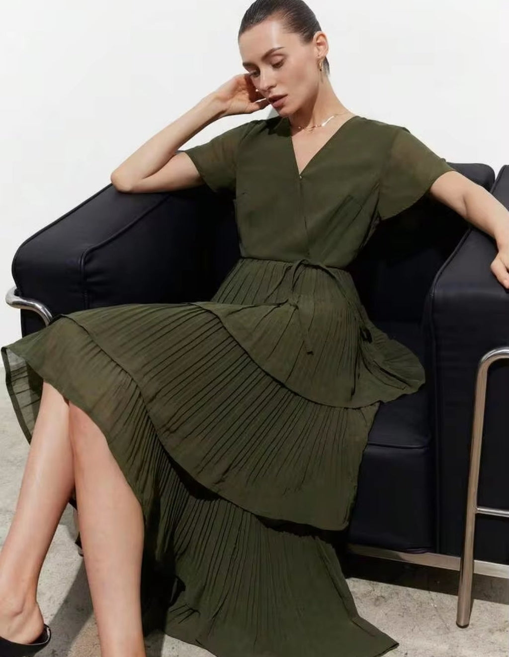 Vestido verde oliva manga corta falda cola de pato en capas