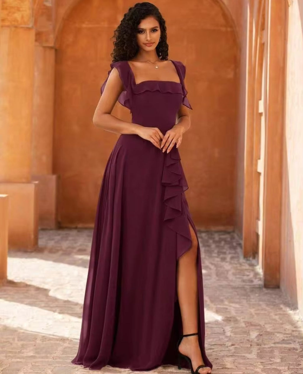 Vestido borgoña corte A con abertura lateral