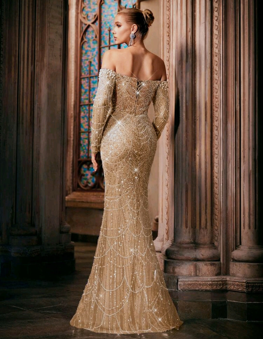 Vestido color khaki con pedrería off-the-shoulder corte sirena