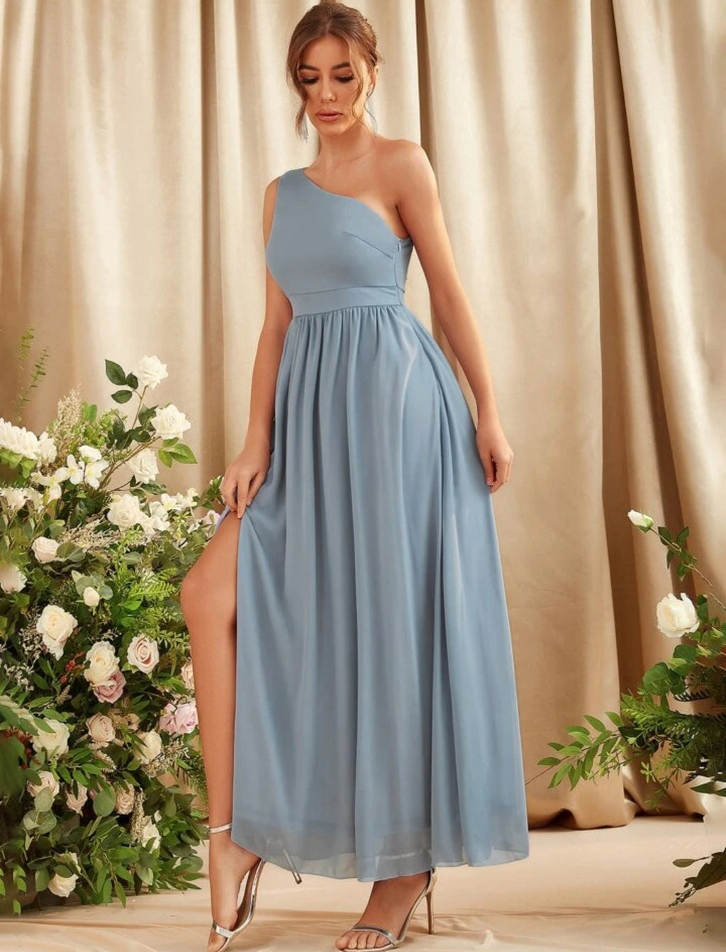 Vestido dusty blue una manga con abertura lateral