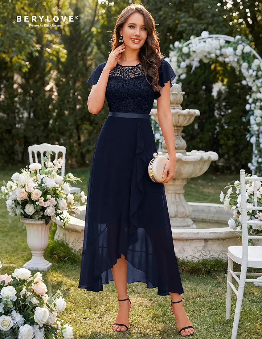 Vestido azul marino con encaje y falda chiffon