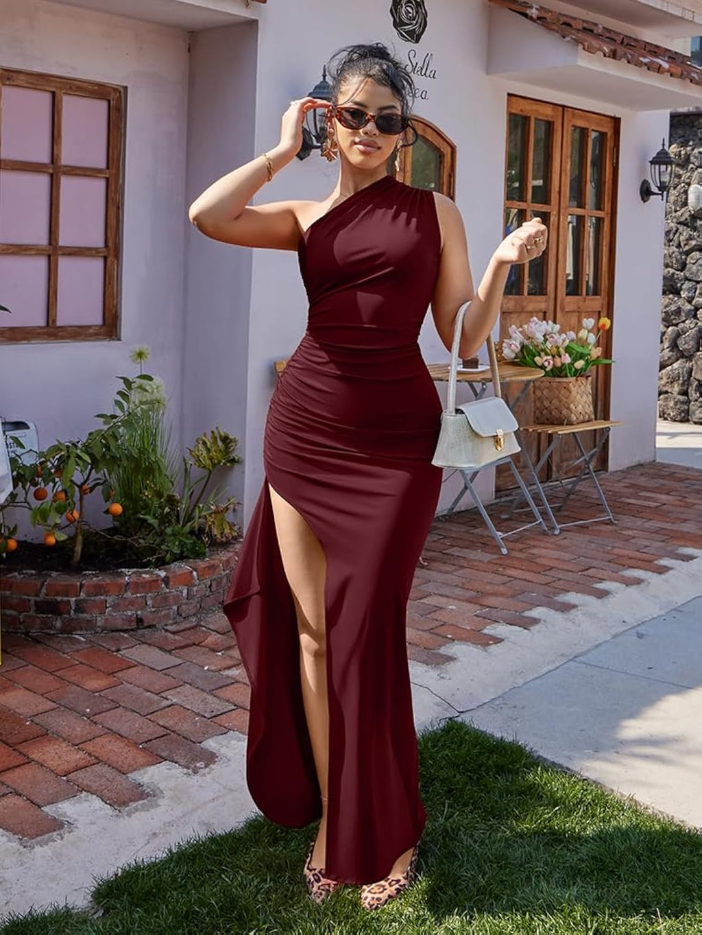 Vestido borgoña de una manga y abertura lateral