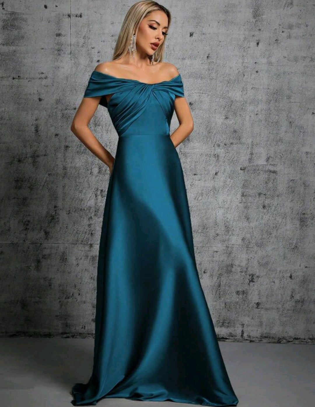 Vestido satinado turquesa off-the-shoulder corte A