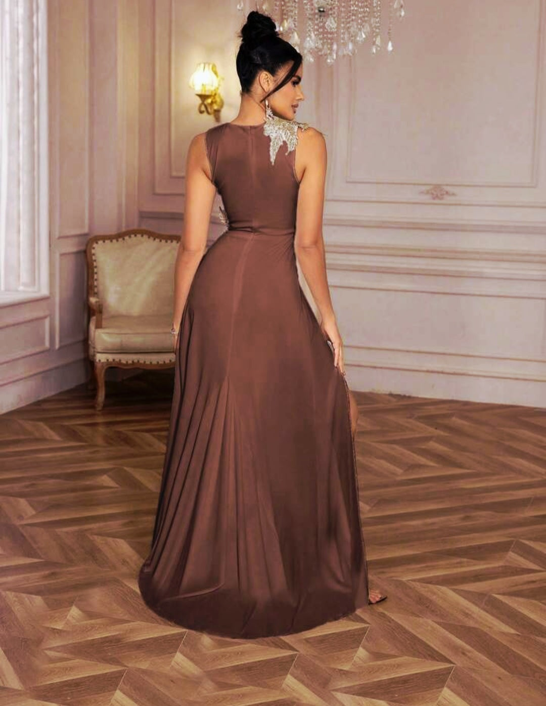 Vestido café flores dorados con abertura