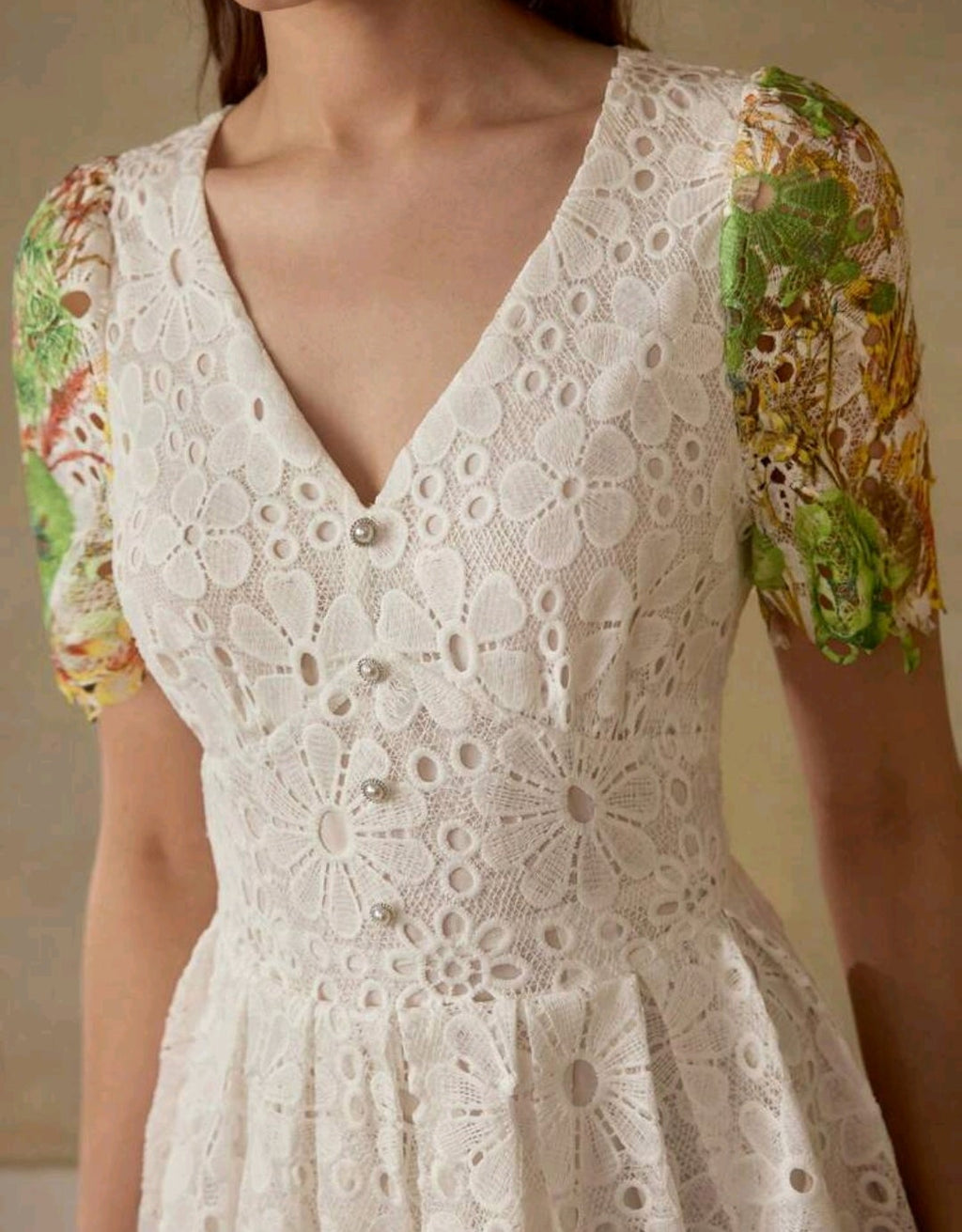 Vestido blanco con estampado floral midi