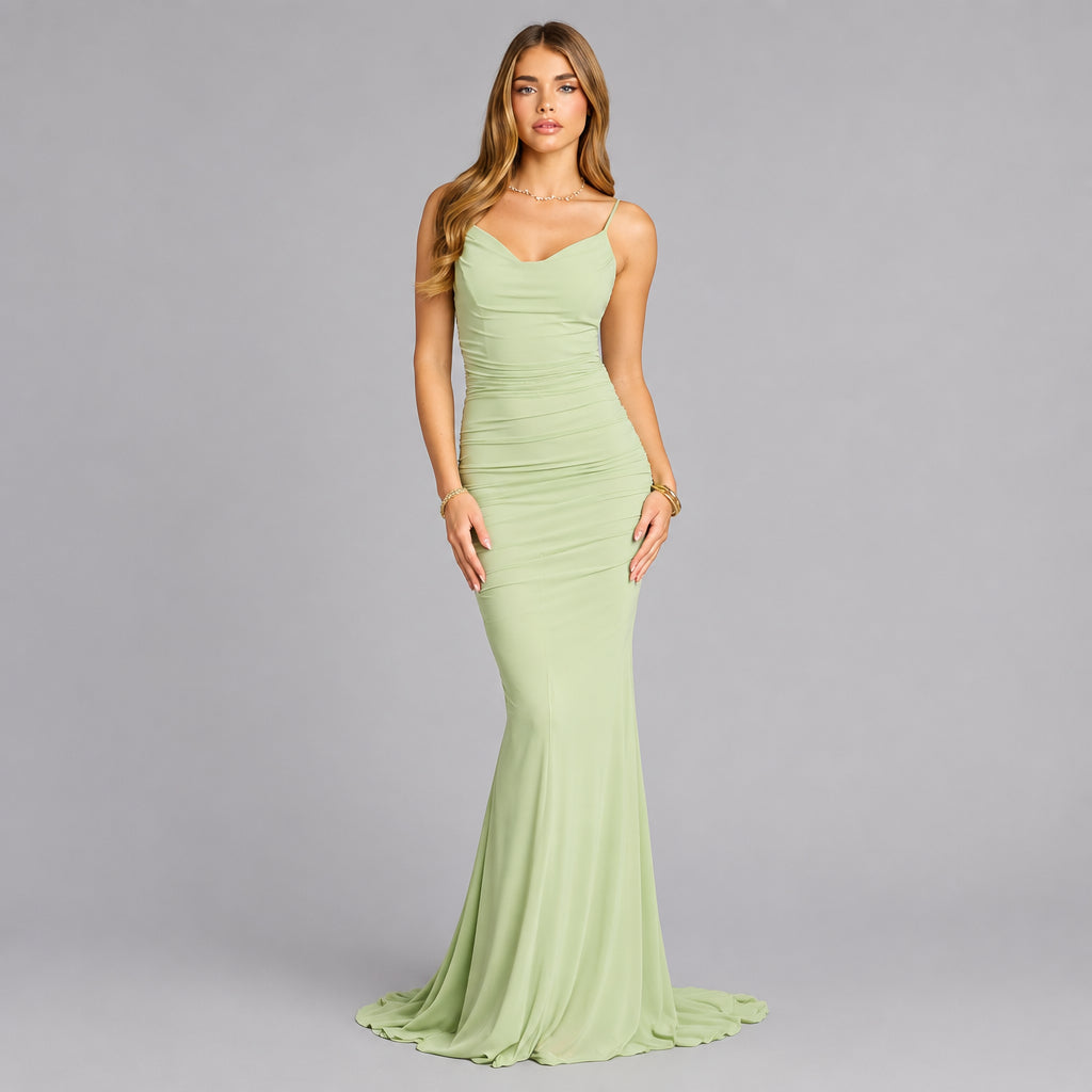 Vestido verde sage corte sirena con semi cola stretch