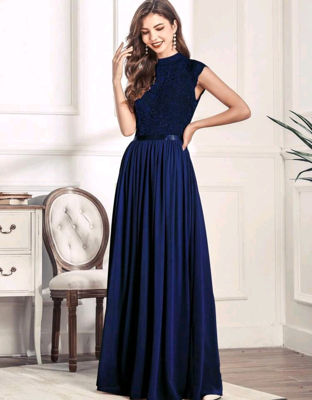 Vestido azul marino cuello alto encaje y falda chiffon