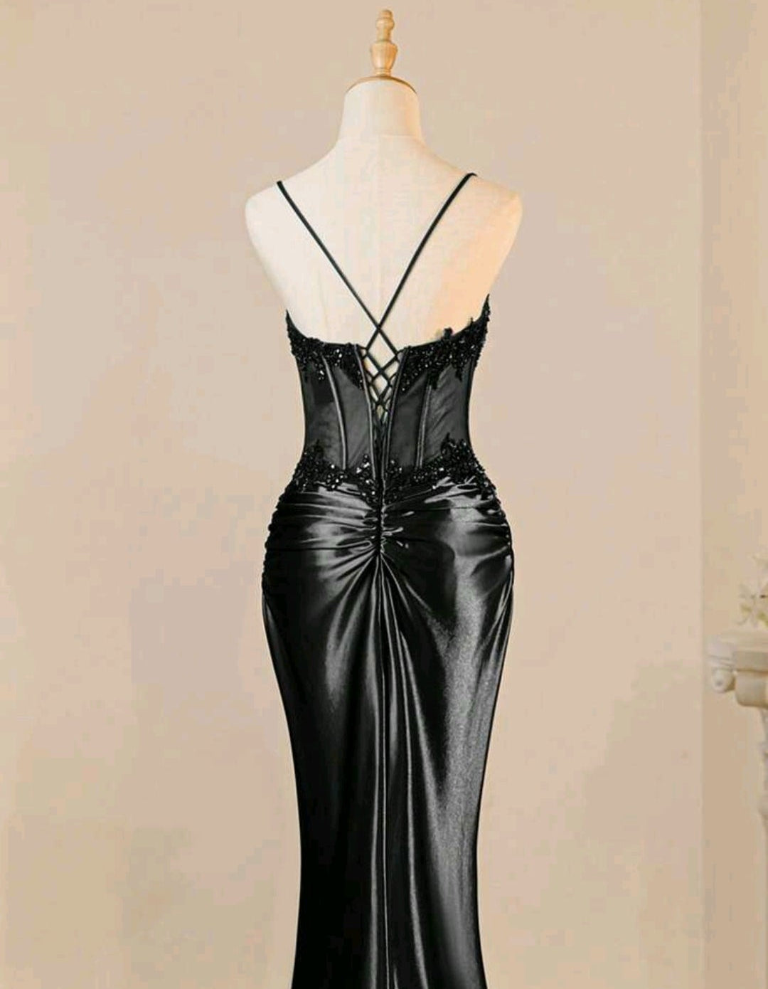 Vestido negro con aplicación pedrería y falda satinada corsé ajustable