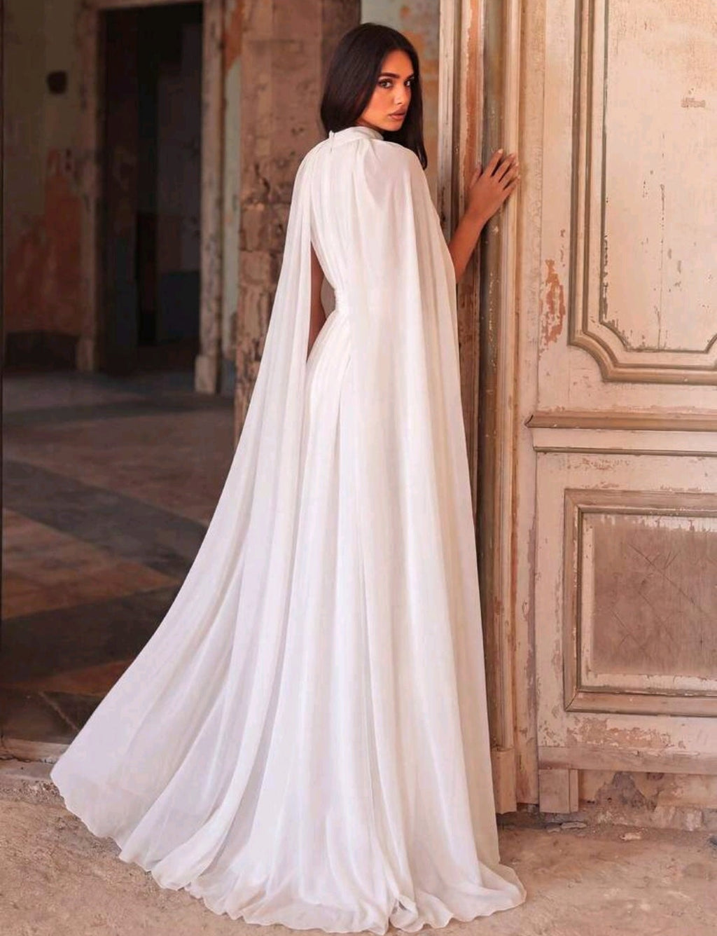 Vestido de Gala Etéreo con Capa Integrada y Falda de Gasa