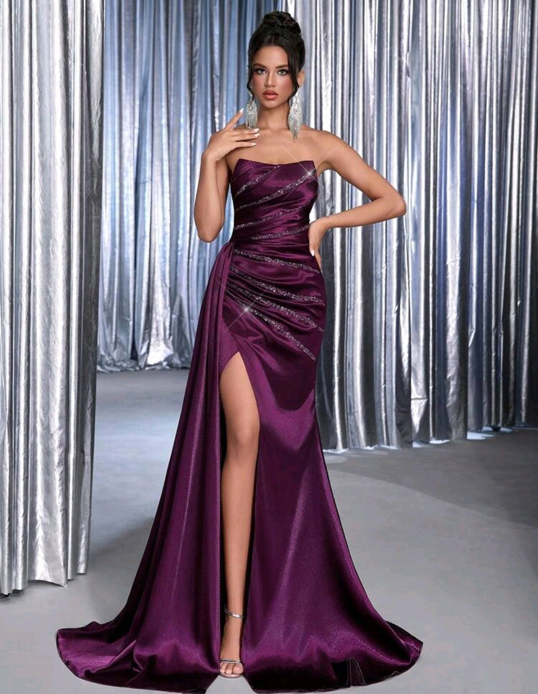 Vestido morado satinado straple con abertura lateral corsé ajustable