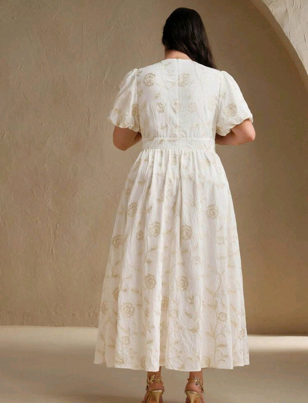 Vestido blanco bordado floral dorado manga bombacha