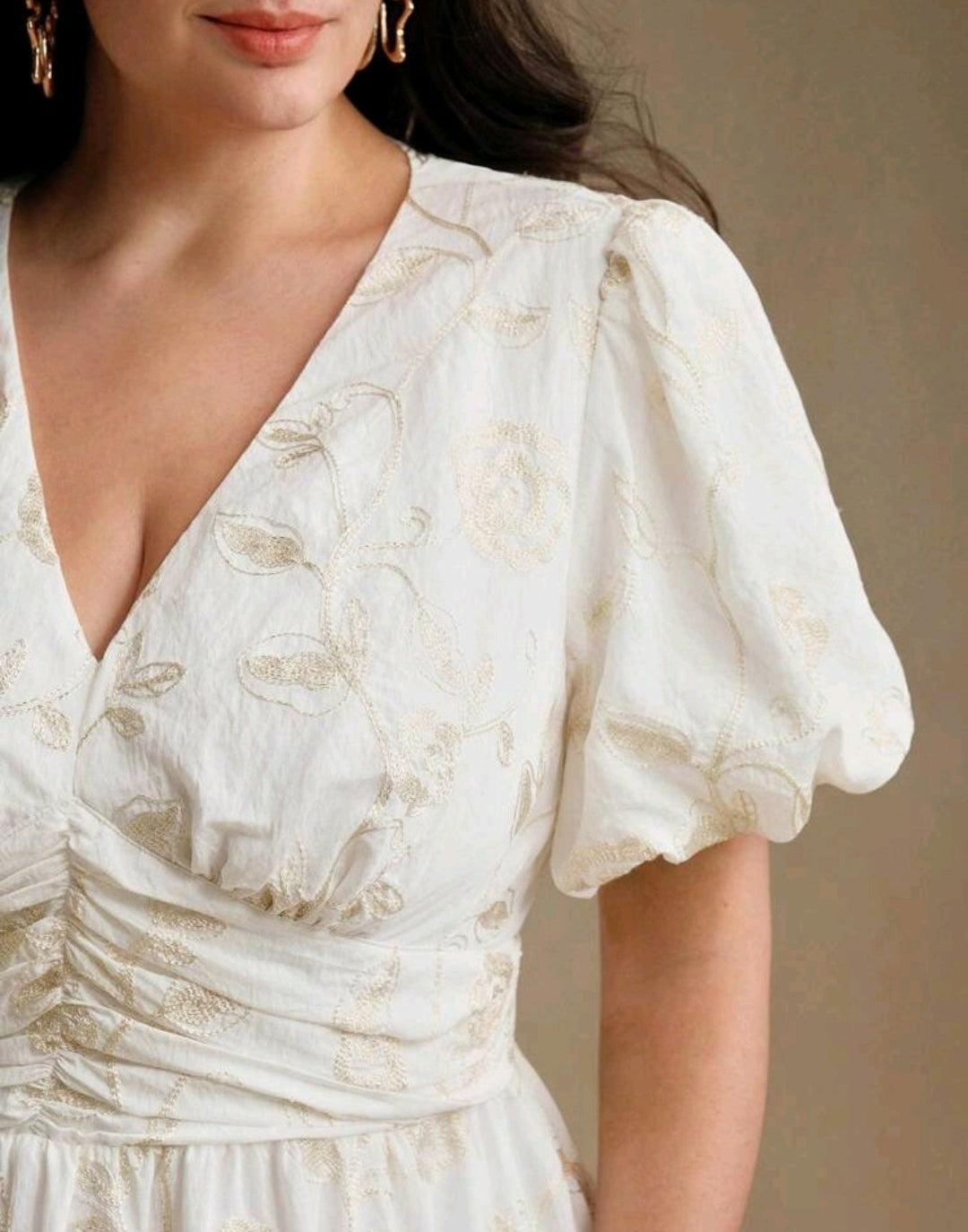 Vestido blanco bordado floral dorado manga bombacha