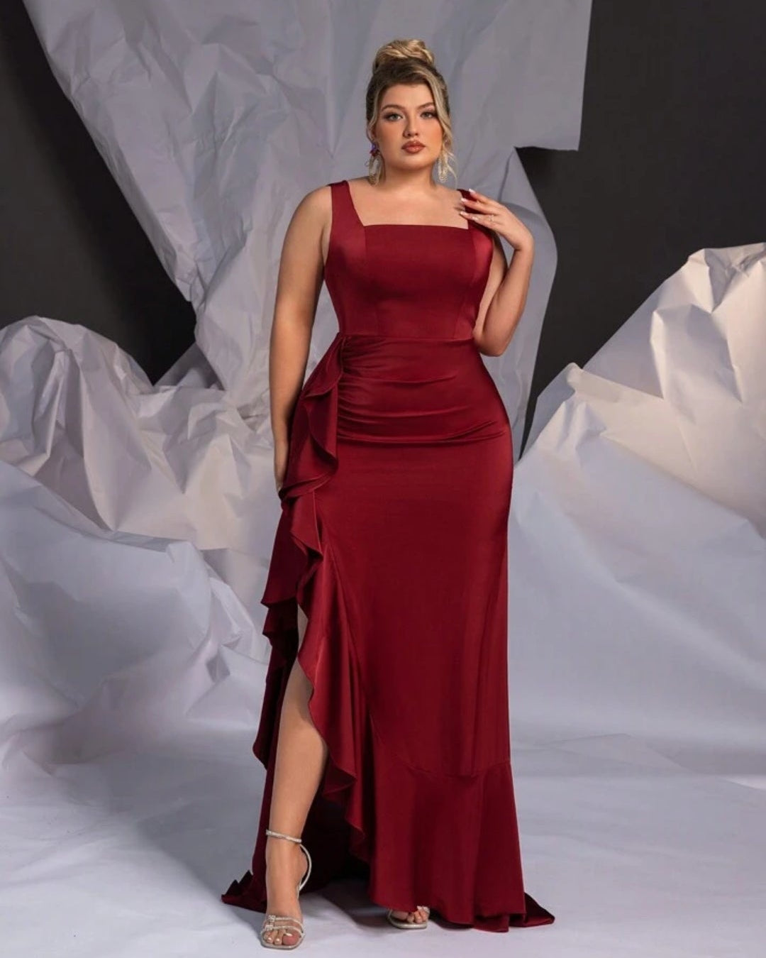 Vestido vino satinado con escote recto
