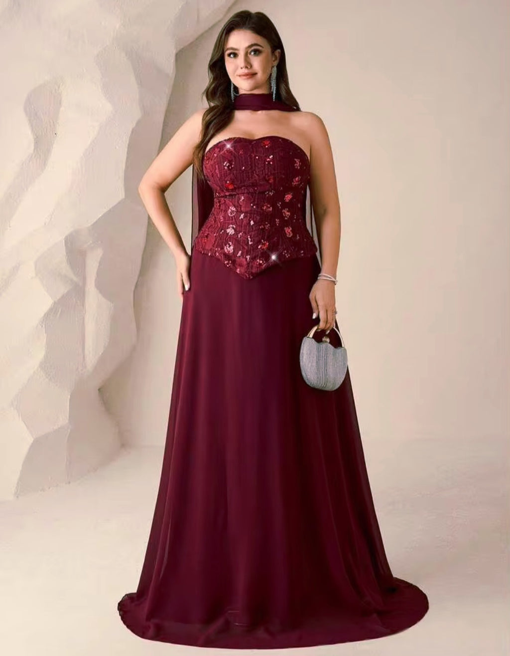 Vestido borgoña straple con aplicación lentejuelas y falda chiffon