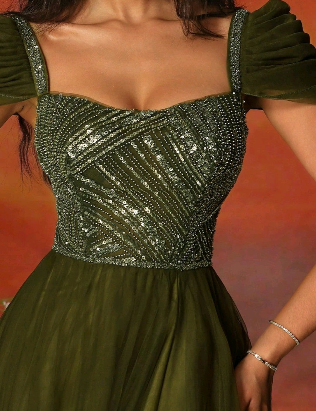 Vestido Sarai verde olivo con pedrería y tul manga corta