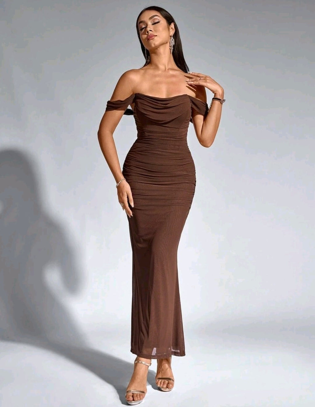 Vestido café off-the-shoulder largo formal