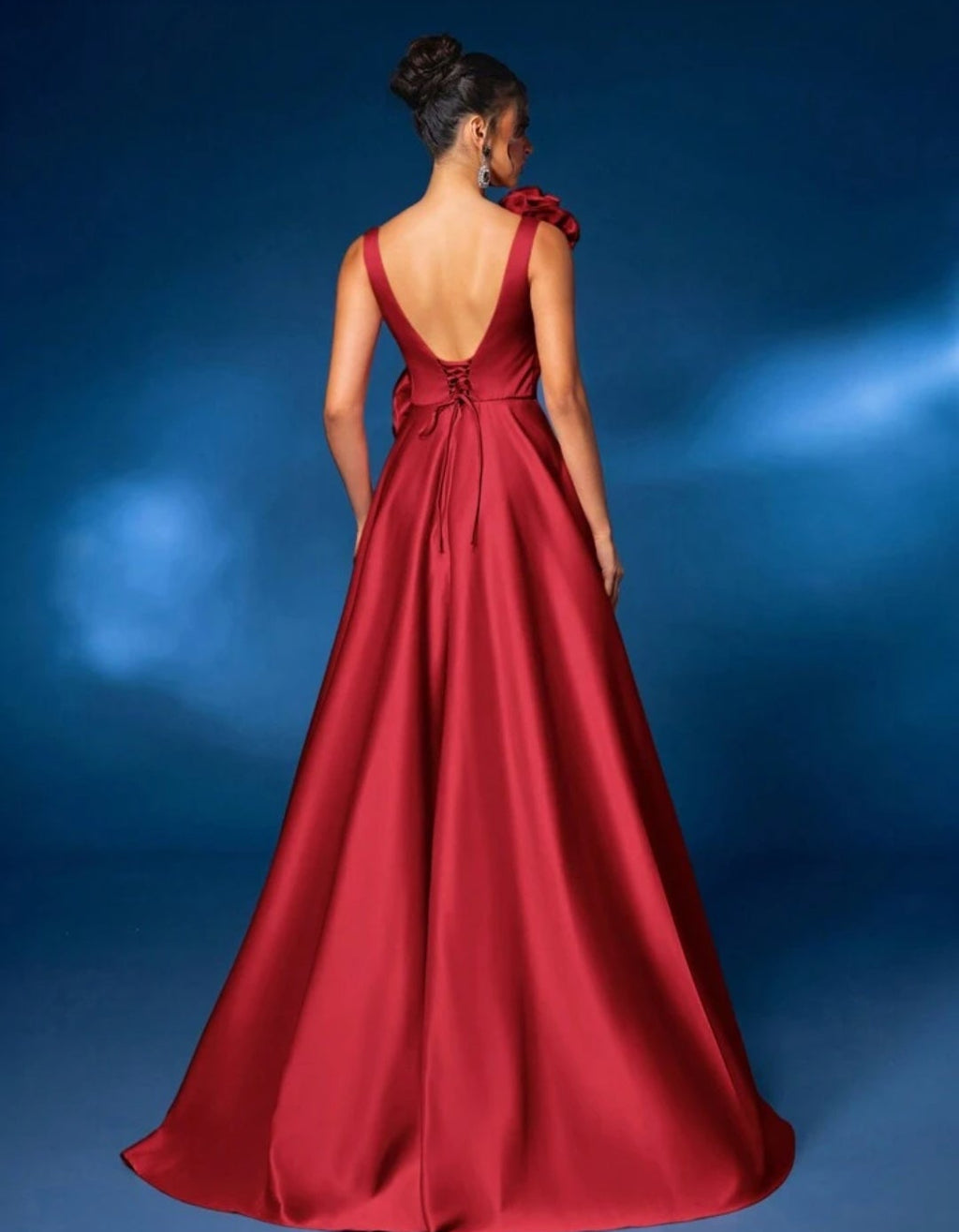Vestido vino con abertura lateral escote en V