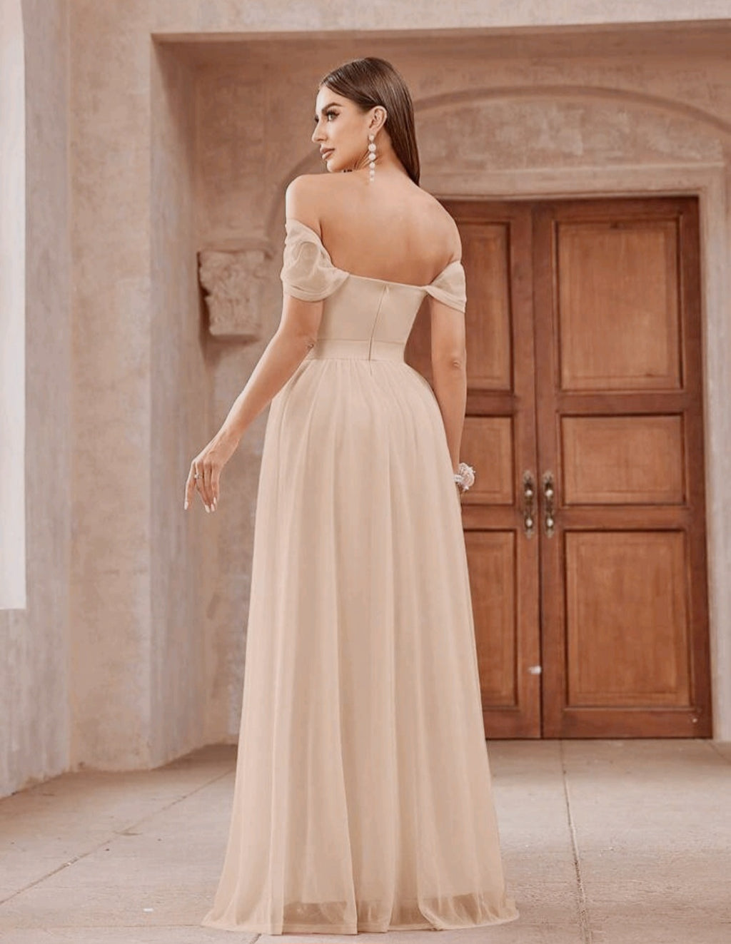Vestido champagne off-the-shoulder corte A con brillo sutil