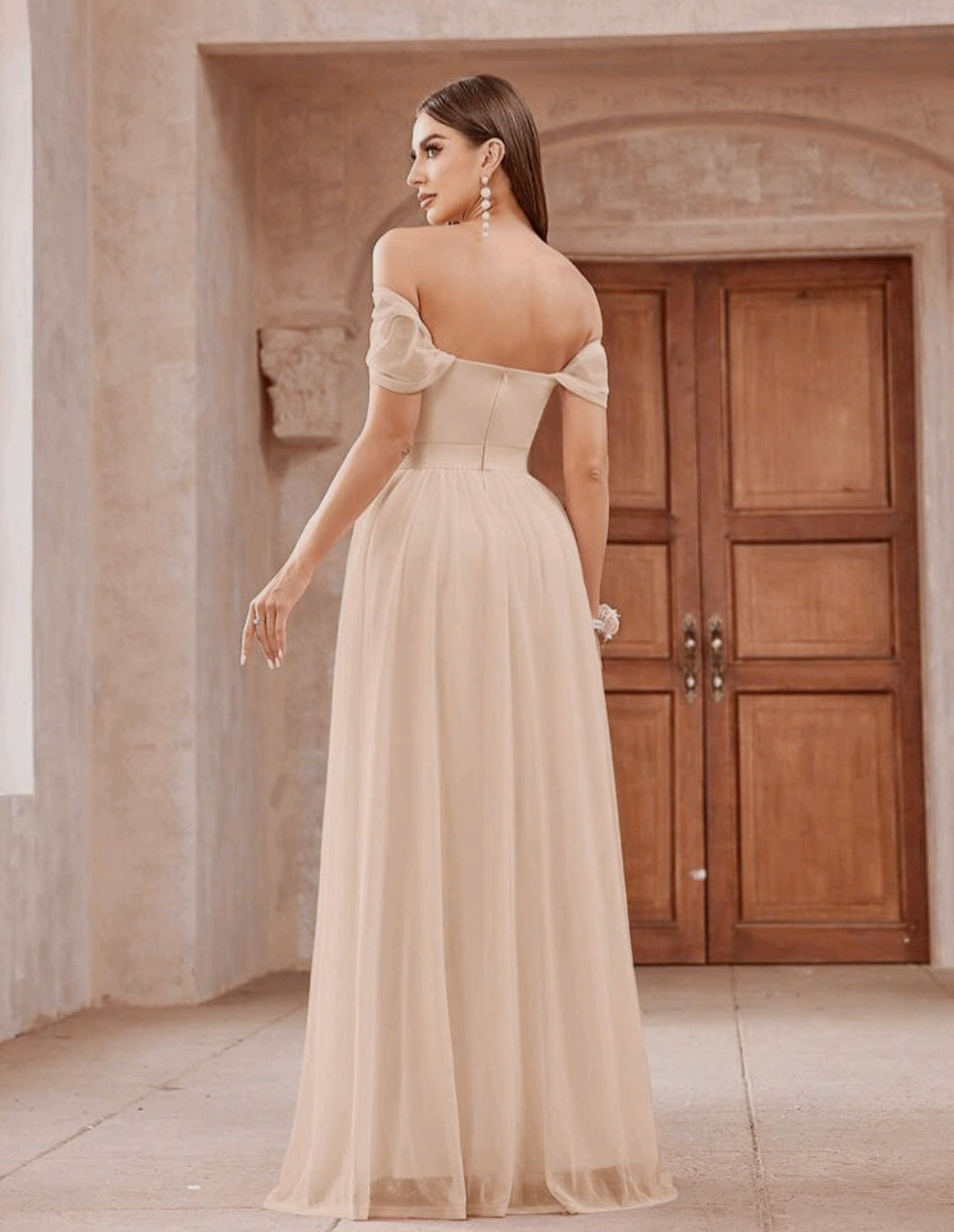 Vestido champagne off-the-shoulder corte A con brillo sutil