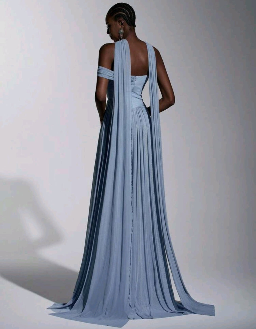 Vestido dusty blue straple corte A con abertura lateral