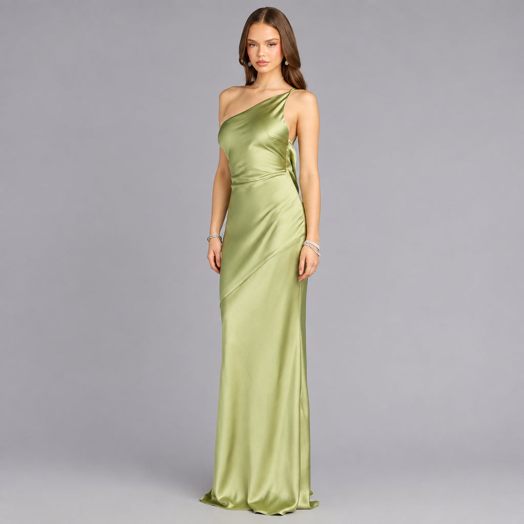 Vestido verde sage satindo de una manga con espalda abierta