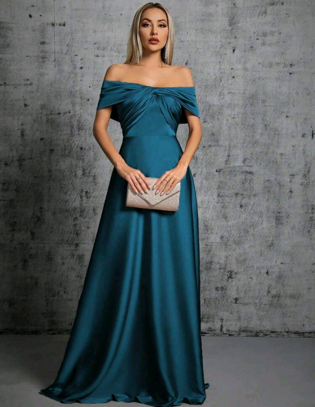 Vestido satinado turquesa off-the-shoulder corte A