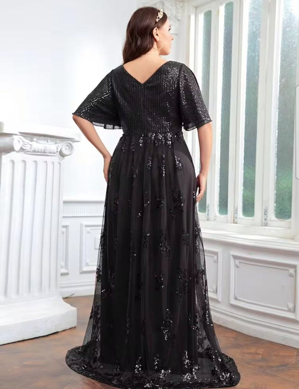 Vestido negro lentejuelas manga mariposa con falda aplicación floral corte A
