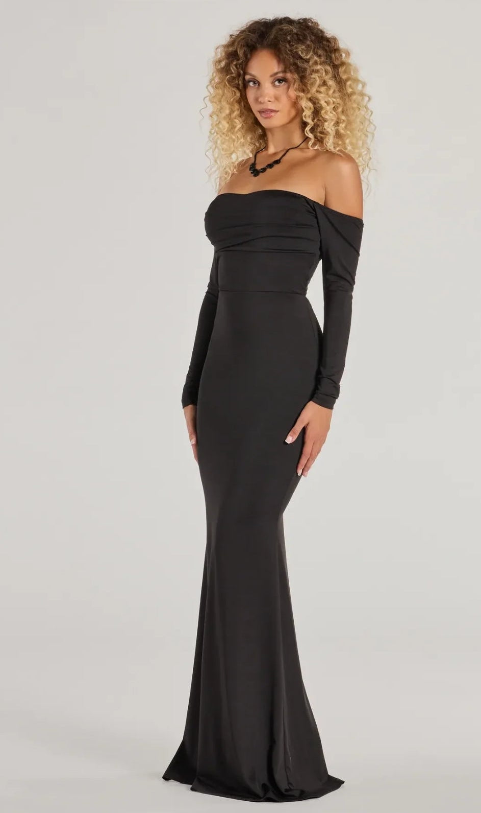 Vestido negro manga larga corte sirena