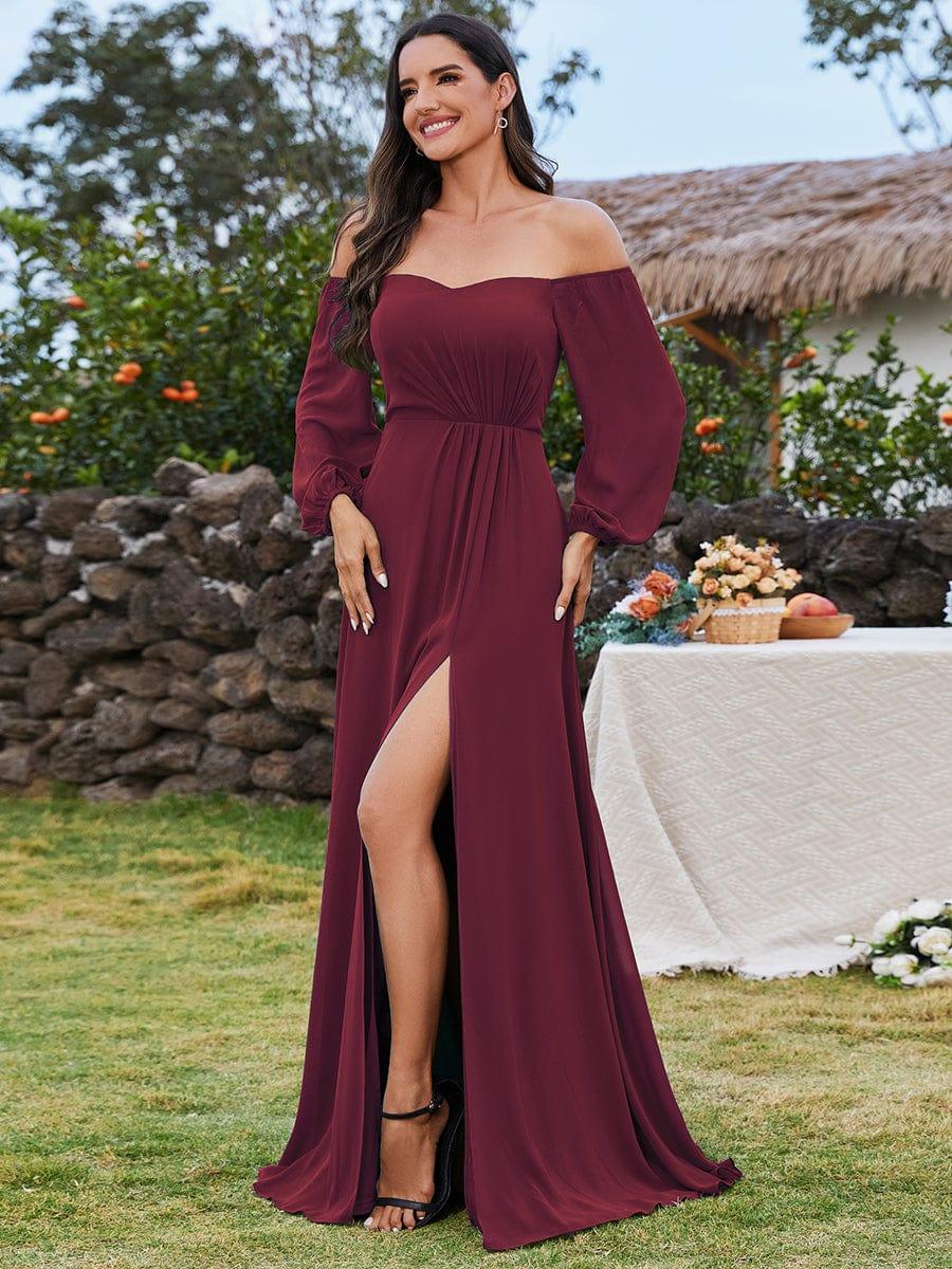 Vestido vino off-the-shoulder con abertura lateral