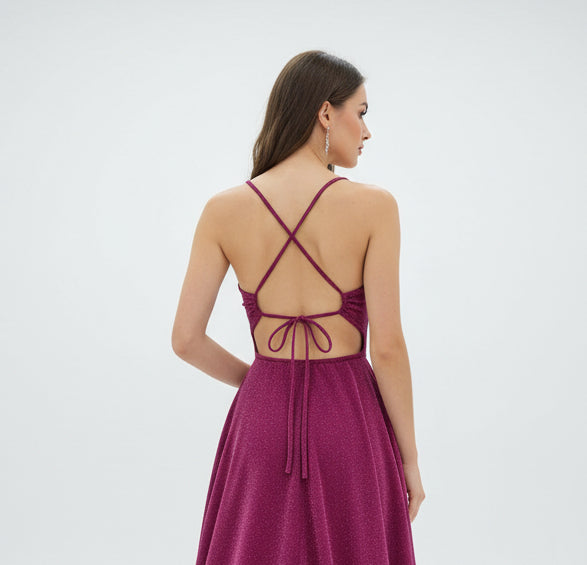 Vestido mangenta brillante con espalda abierta