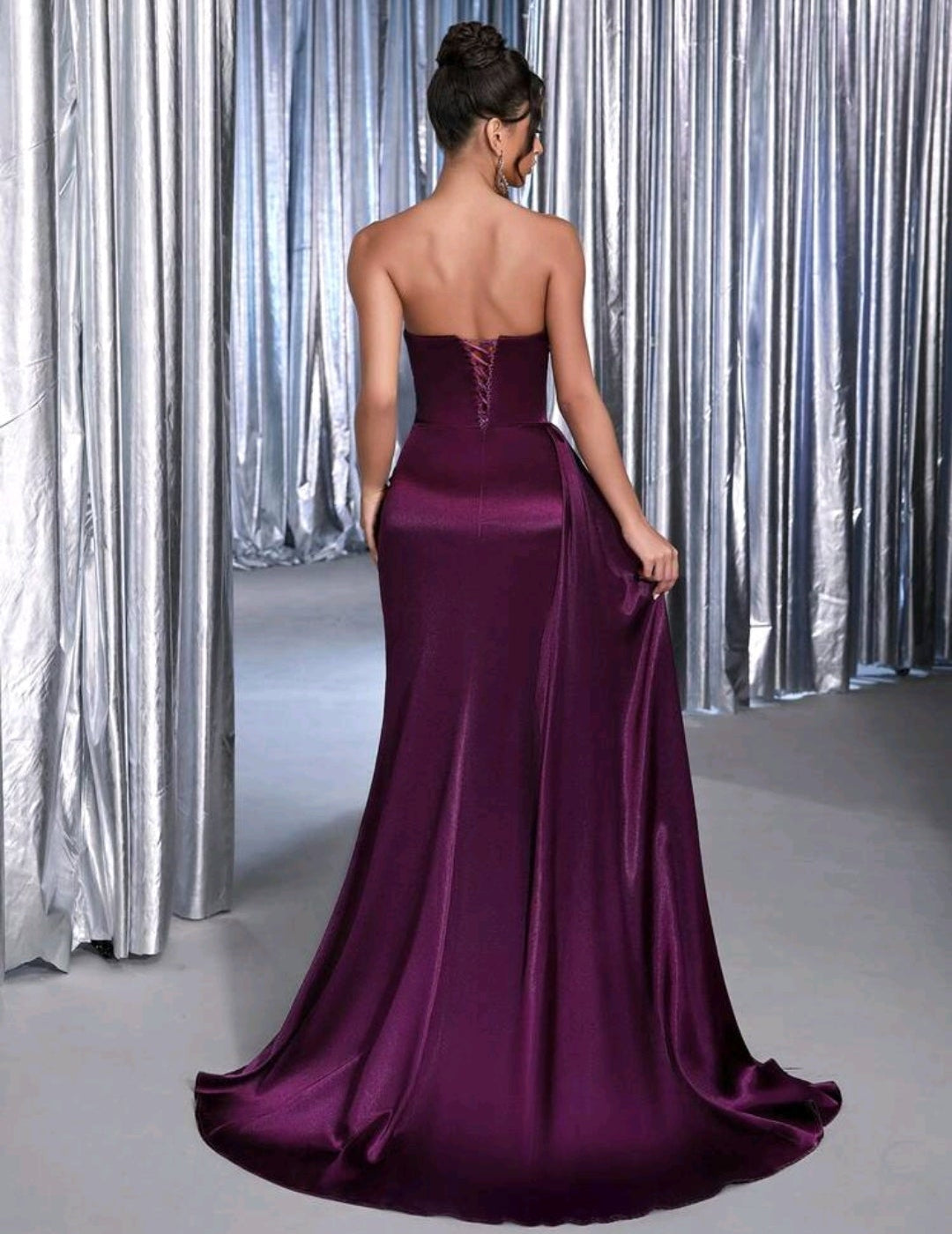 Vestido morado satinado straple con abertura lateral corsé ajustable