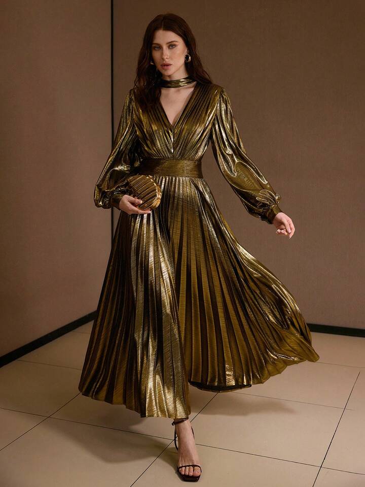 Vestido dorado metálico plisado manga larga