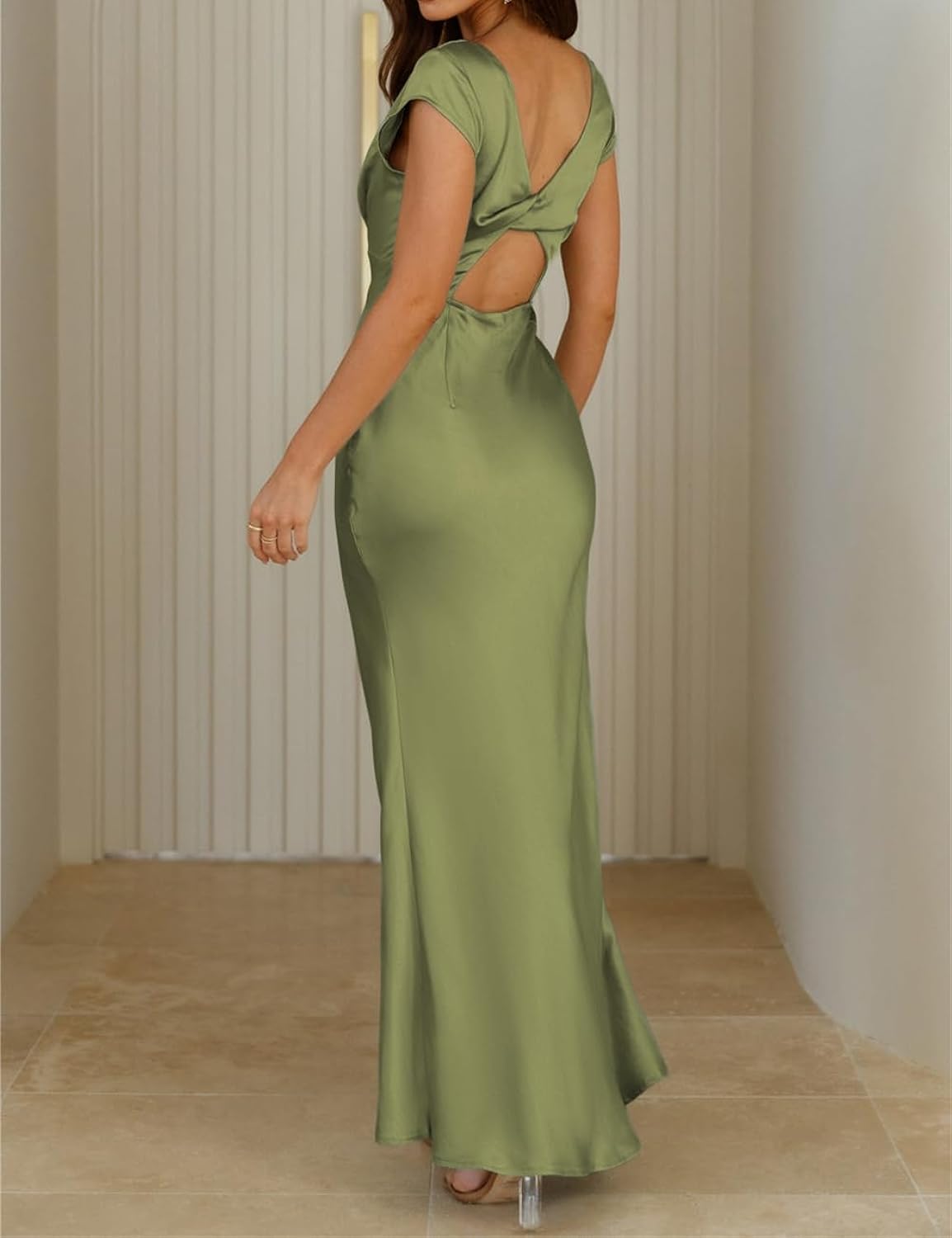 Vestido satinado verde oliva con espalda semi abierta manga corta