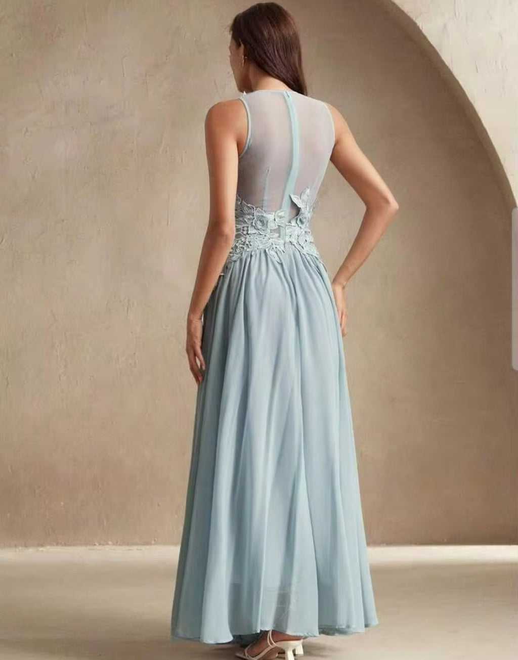 Vestido dusty blue con aplicación encaje y transparencia