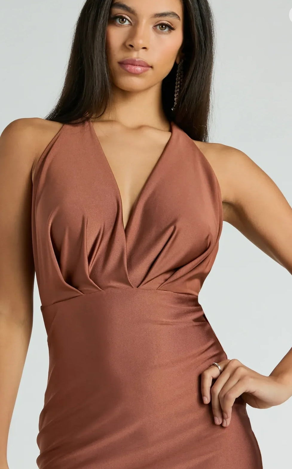 Vestido Dellia café satinado espalda abierta