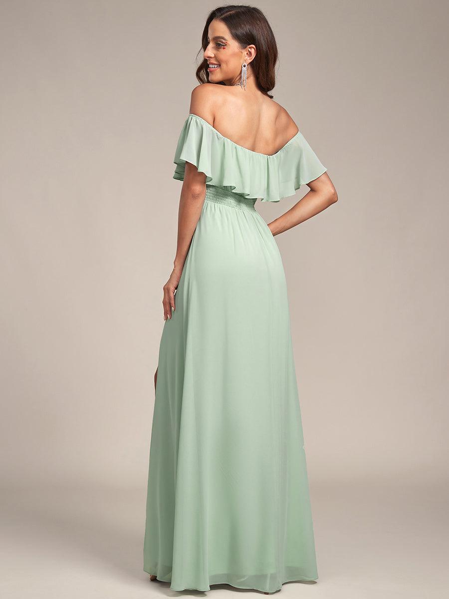 Vestido verde sage off-the-shoulder con abertura lateral