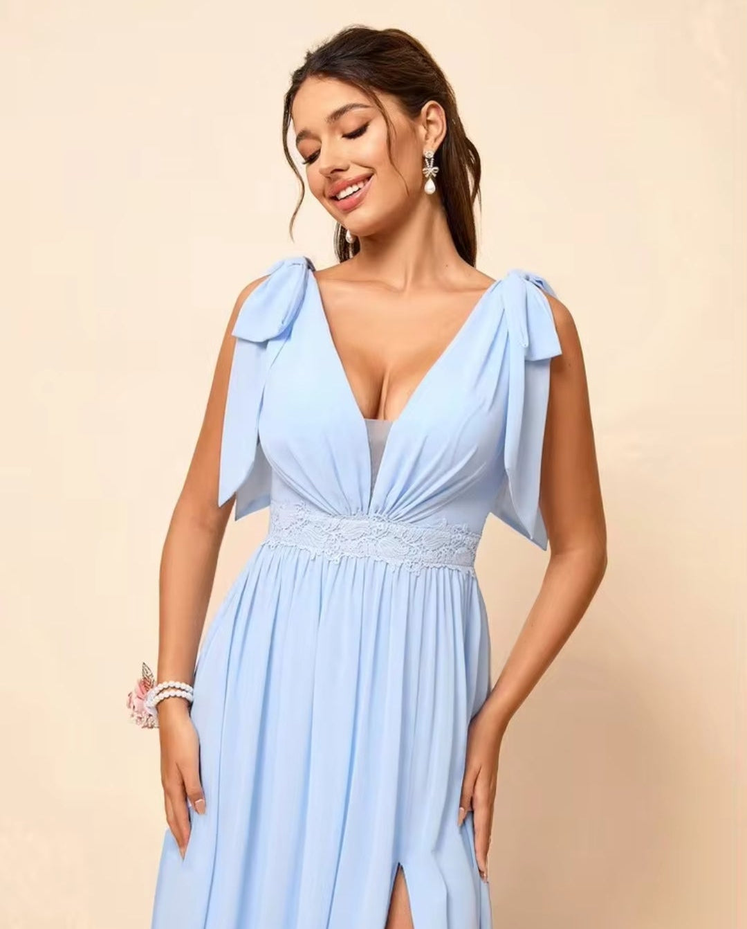 Vestido baby blue con abertura lateral escote en V