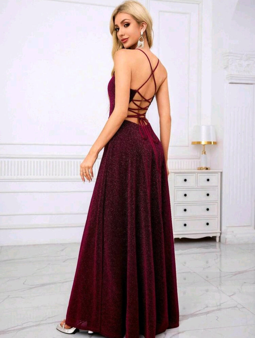Vestido mangenta con brillo abertura y espalda abierta ajustable